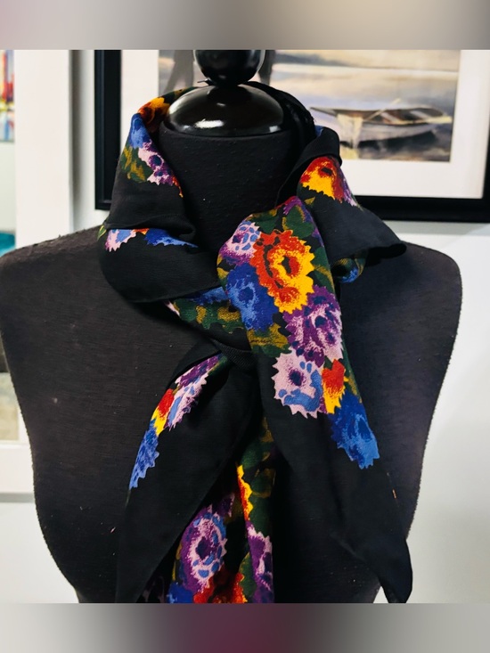 Ginnie Johansen Inc. Accessories - ❤️Vintage 100% Wool Ginnie Johansen Floral Spray Scarf